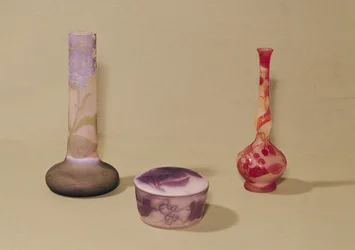 To vaser og en bonbonniere, 19.-20. århundrede (glas)